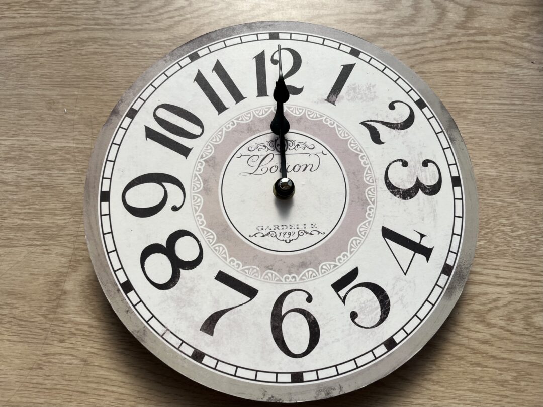 12時を示す時計の画像
